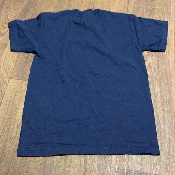 Y2k Yellowstone embroidered wolf t shirt. Navy blue wolf patch fuzzy wolf - Picture 5 of 5